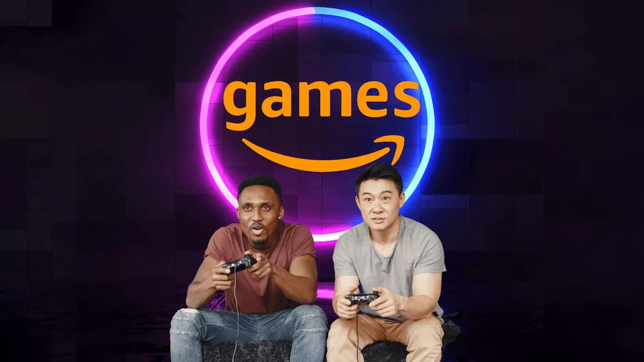 Dos hombres jugando consola logo Amazon Games neon Dos hombres jugando consola logo Amazon Games neon