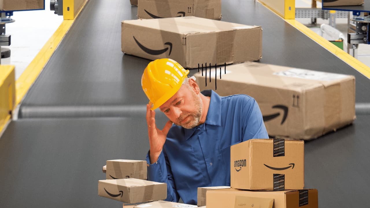 Empleado almacen Amazon preocupado rodeado cajas Empleado almacen Amazon preocupado rodeado cajas