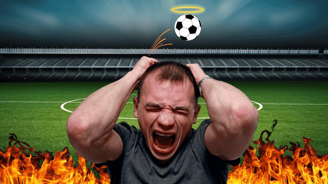Hombre desesperado campo futbol fuego alrededor Hombre desesperado campo futbol fuego alrededor