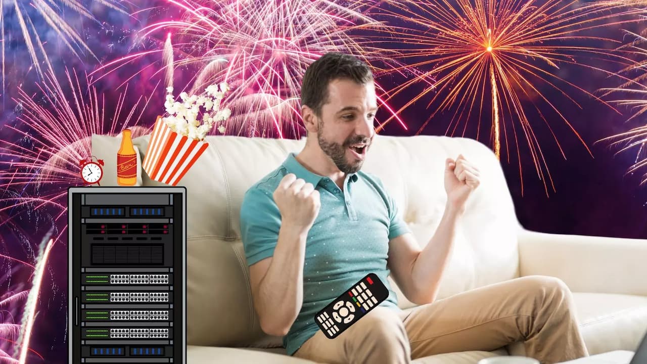 Hombre feliz sentado sofa fuegos artificiales Hombre feliz sentado sofa fuegos artificiales