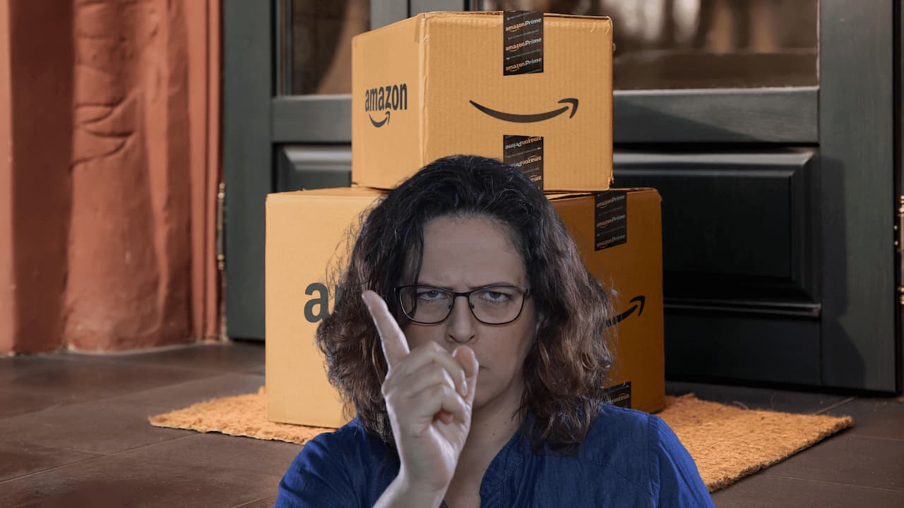 Mujer-enfadada-paquetes-Amazon-delante-puerta Mujer-enfadada-paquetes-Amazon-delante-puerta