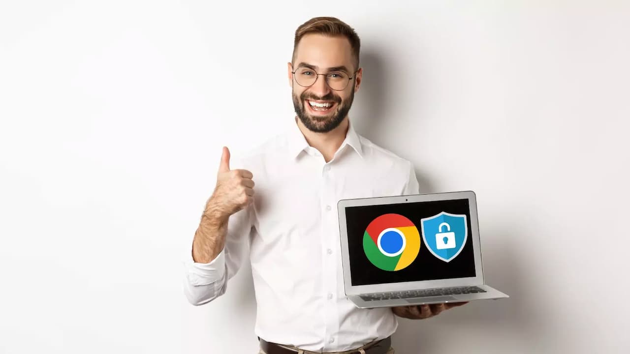 hombre de negocios exitoso mostrando la pantalla del portatil hacer pulgar hacia arriba en senal de  hombre de negocios exitoso mostrando la pantalla del portatil hacer pulgar hacia arriba en senal de