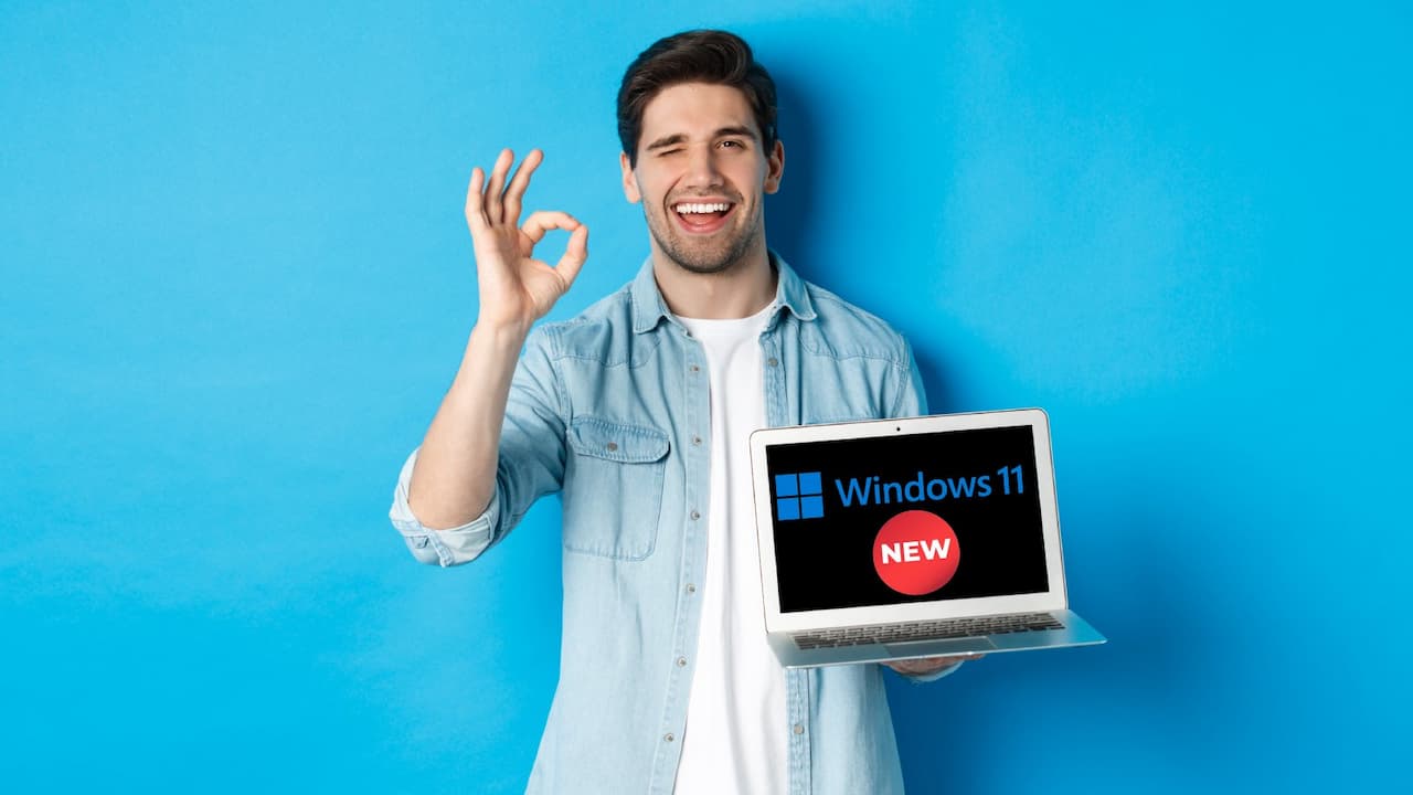 joven mostrando la pantalla del portatil y firmar bien aprobar o como promo en internet sonriendo sa joven mostrando la pantalla del portatil y firmar bien aprobar o como promo en internet sonriendo sa