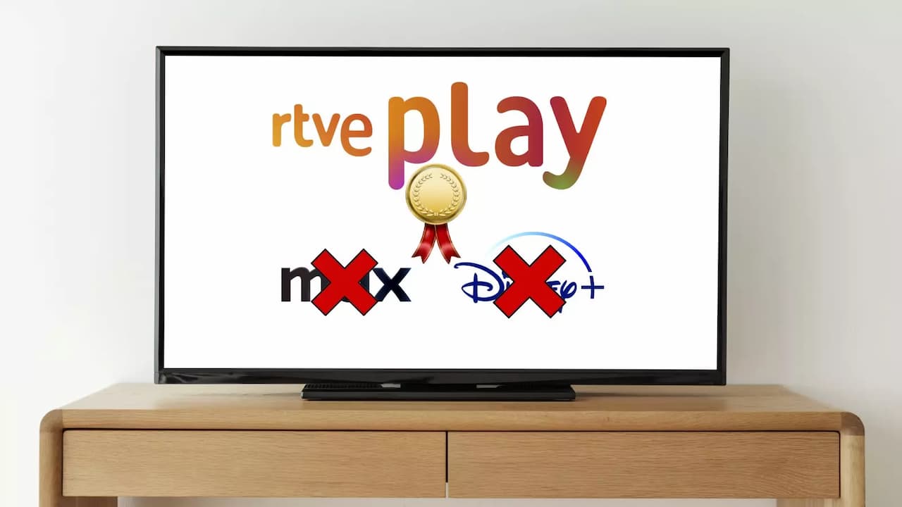 pantalla de tv inteligente blanca en blanco sobre una mesa de madera pantalla de tv inteligente blanca en blanco sobre una mesa de madera