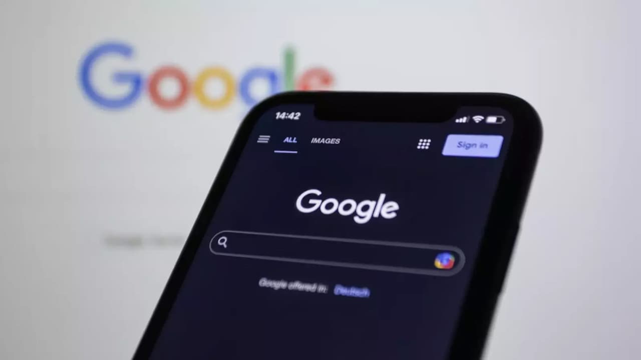 Google-en-el-movil-con-la-pagina-de-fondo Google-en-el-movil-con-la-pagina-de-fondo