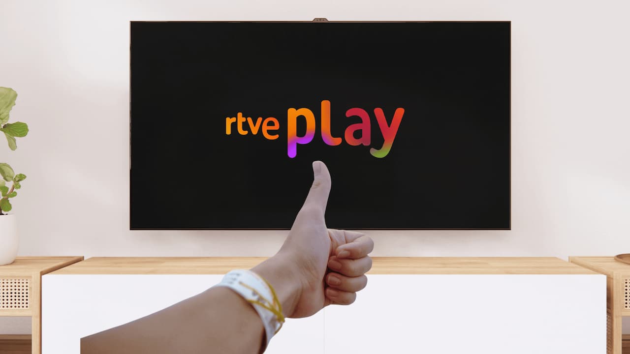 RTVE Play tele pulgar arriba delante RTVE Play tele pulgar arriba delante