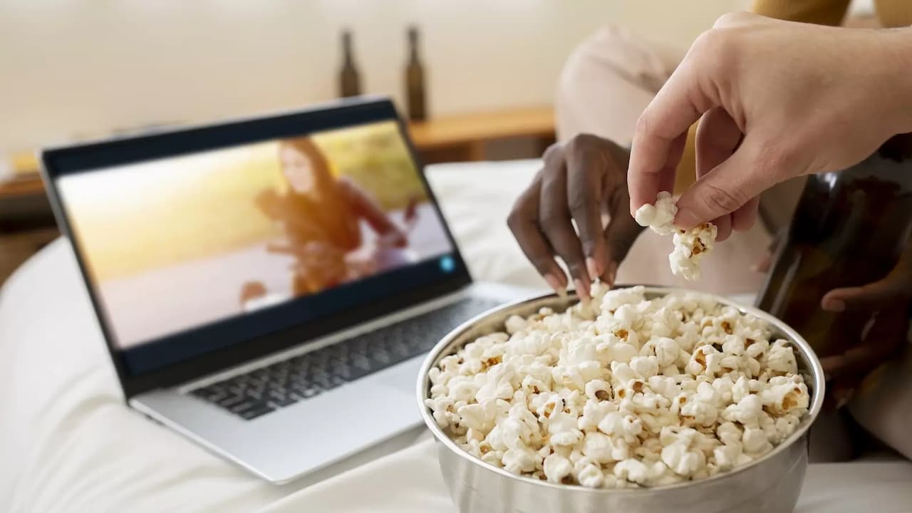 cerrar-manos-sosteniendo-palomitas-de-maiz cerrar-manos-sosteniendo-palomitas-de-maiz
