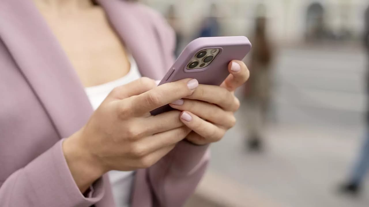 cerrar-manos-sosteniendo-smartphone cerrar-manos-sosteniendo-smartphone
