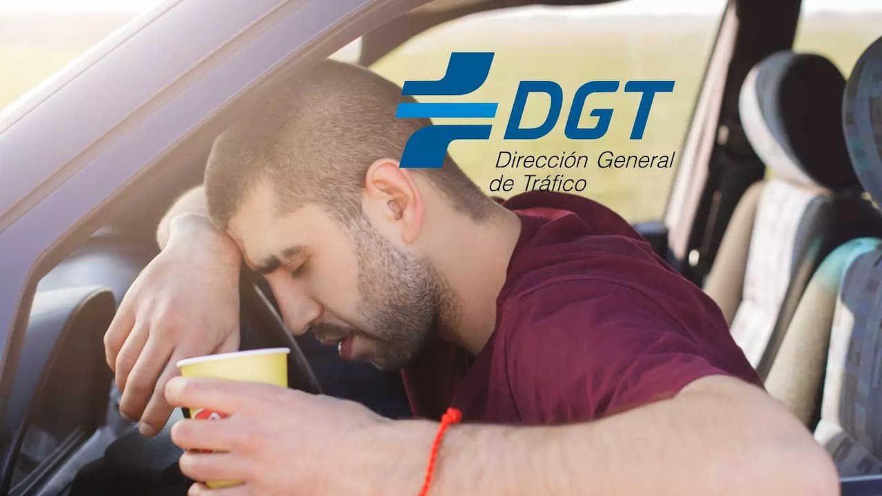 hombre-sin-afeitar-cansado-se-apoya-en-la-rueda-y-sostiene-una-taza-de-cafe-de-papel hombre-sin-afeitar-cansado-se-apoya-en-la-rueda-y-sostiene-una-taza-de-cafe-de-papel