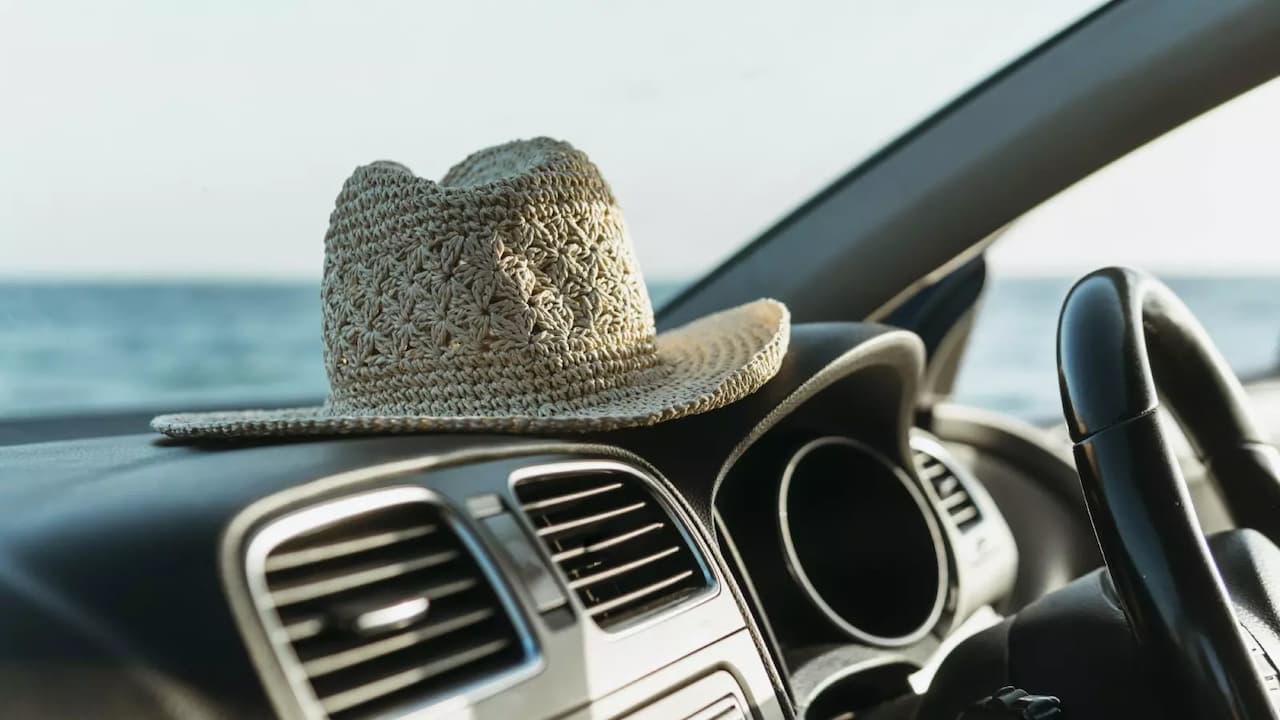 sombrero-de-pie-bordo-del-coche sombrero-de-pie-bordo-del-coche