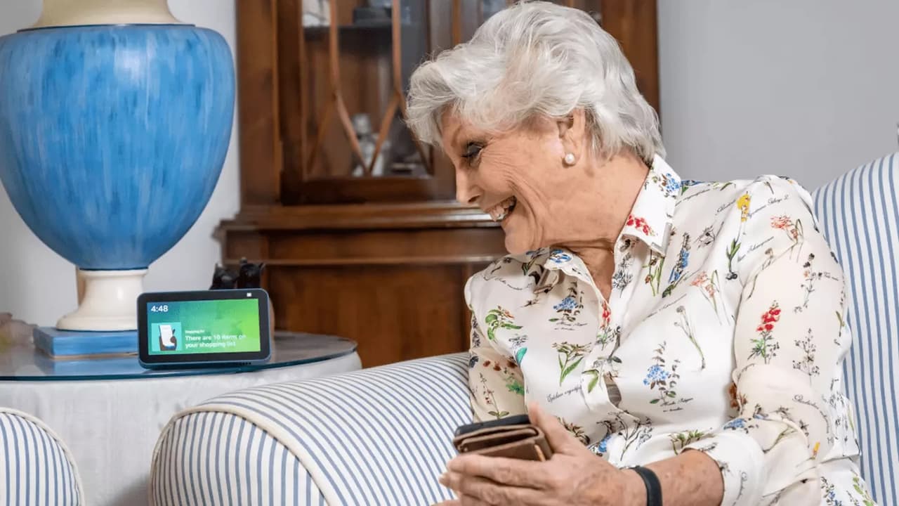 Angela-Rippon-usando-Alexa-Amazon-Echo Angela-Rippon-usando-Alexa-Amazon-Echo