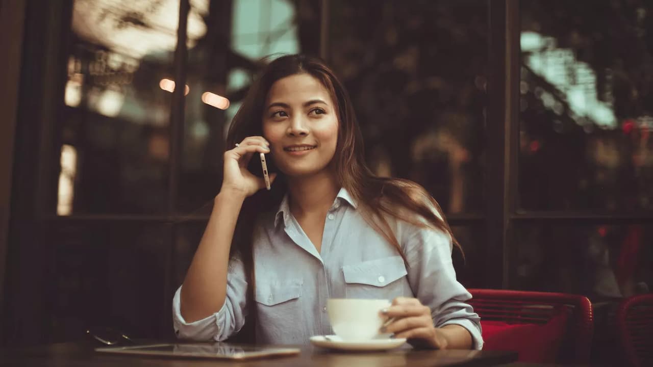 Chica-contenta-sonriente-hablando-telefono Chica-contenta-sonriente-hablando-telefono