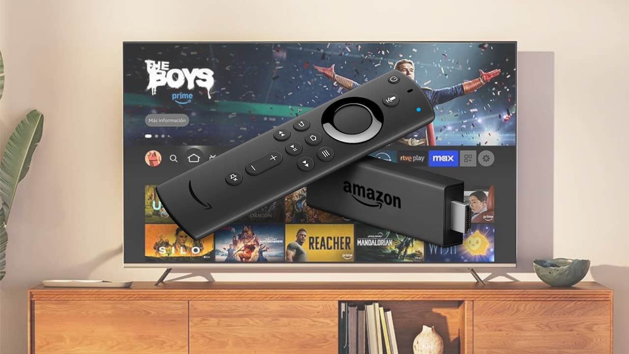 Dispositivo-Fire-TV-sobre-una-television-con-Fire-OS Dispositivo-Fire-TV-sobre-una-television-con-Fire-OS