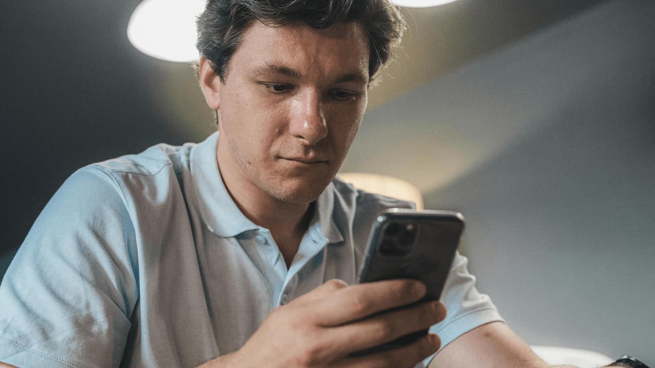 Hombre-mirando-pantalla-movil-dudas Hombre-mirando-pantalla-movil-dudas