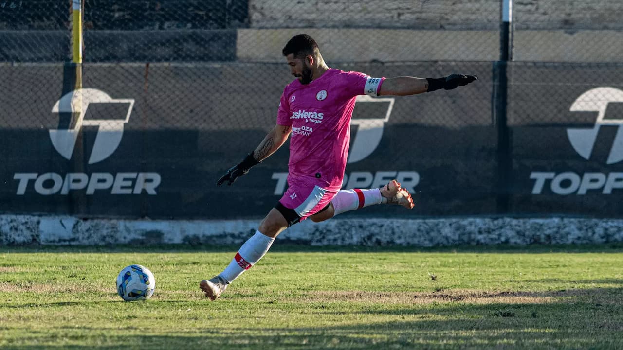 Jugador-futbol-preparando-lanzamiento-largo-balon Jugador-futbol-preparando-lanzamiento-largo-balon