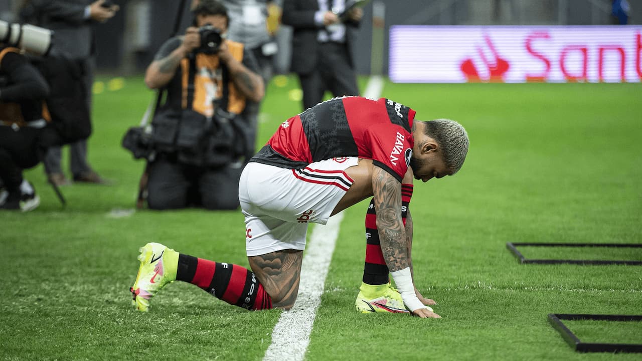 Jugador-liga-Brasil-preparandose-salir-campo-futbol Jugador-liga-Brasil-preparandose-salir-campo-futbol