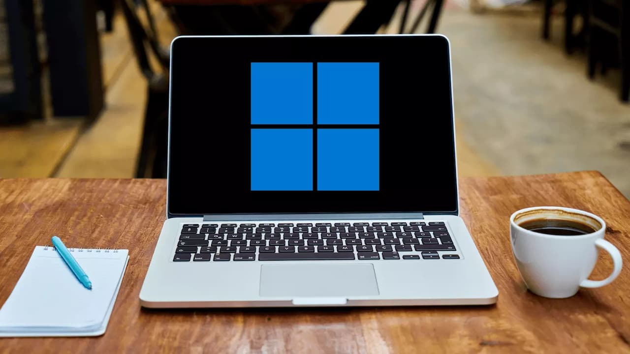 Ordenador-portatil-mesa-estudios-logo-Windows-11 Ordenador-portatil-mesa-estudios-logo-Windows-11