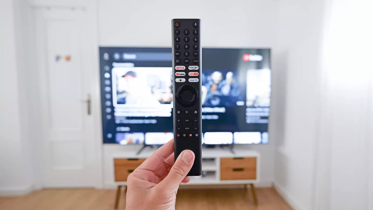 Sujetando-mando-television-modelo-Xiaomi-TV-A-75-50 Sujetando-mando-television-modelo-Xiaomi-TV-A-75-50