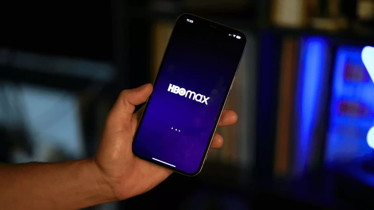 Usando-movil-logo-HBO-Max-streaming Usando-movil-logo-HBO-Max-streaming