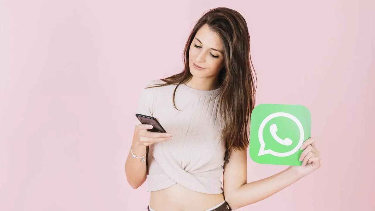 hermosa-joven-con-icono-de-whatsapp-usando-telefono-movil hermosa-joven-con-icono-de-whatsapp-usando-telefono-movil