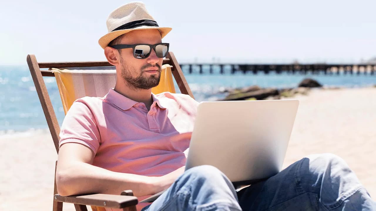hombre-pc-portatil hombre-pc-portatil