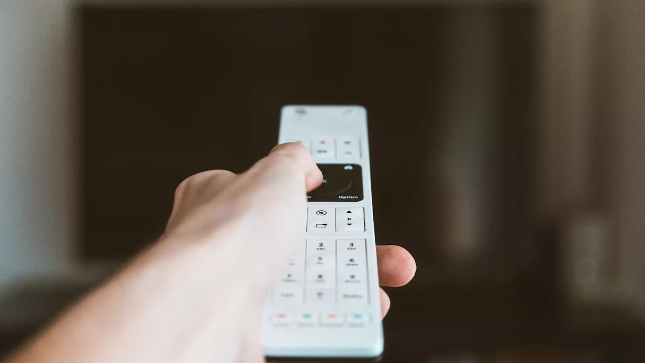 mando-a-distancia-apuntando-a-televisor mando-a-distancia-apuntando-a-televisor