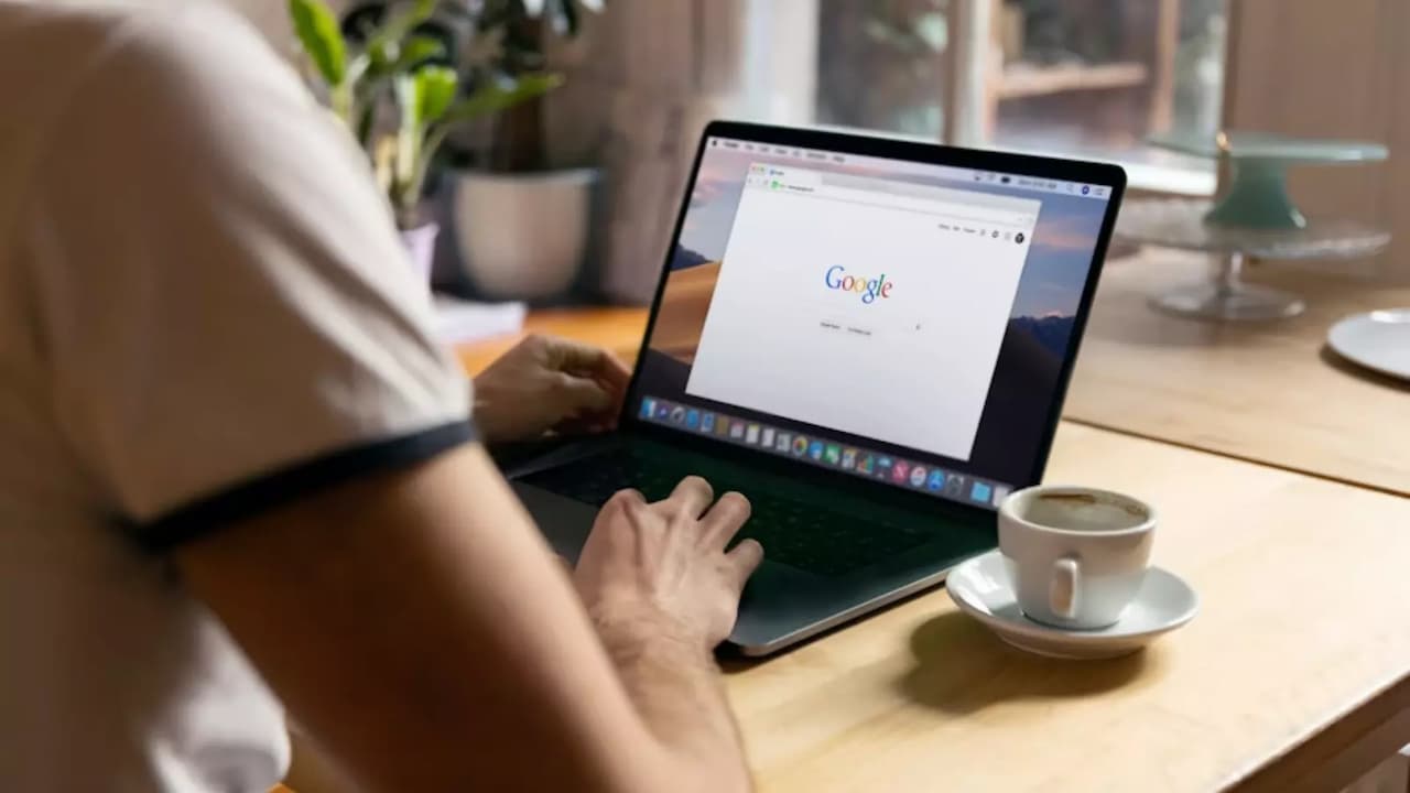ordenador-MacBook-usando-gogole-chrome ordenador-MacBook-usando-gogole-chrome