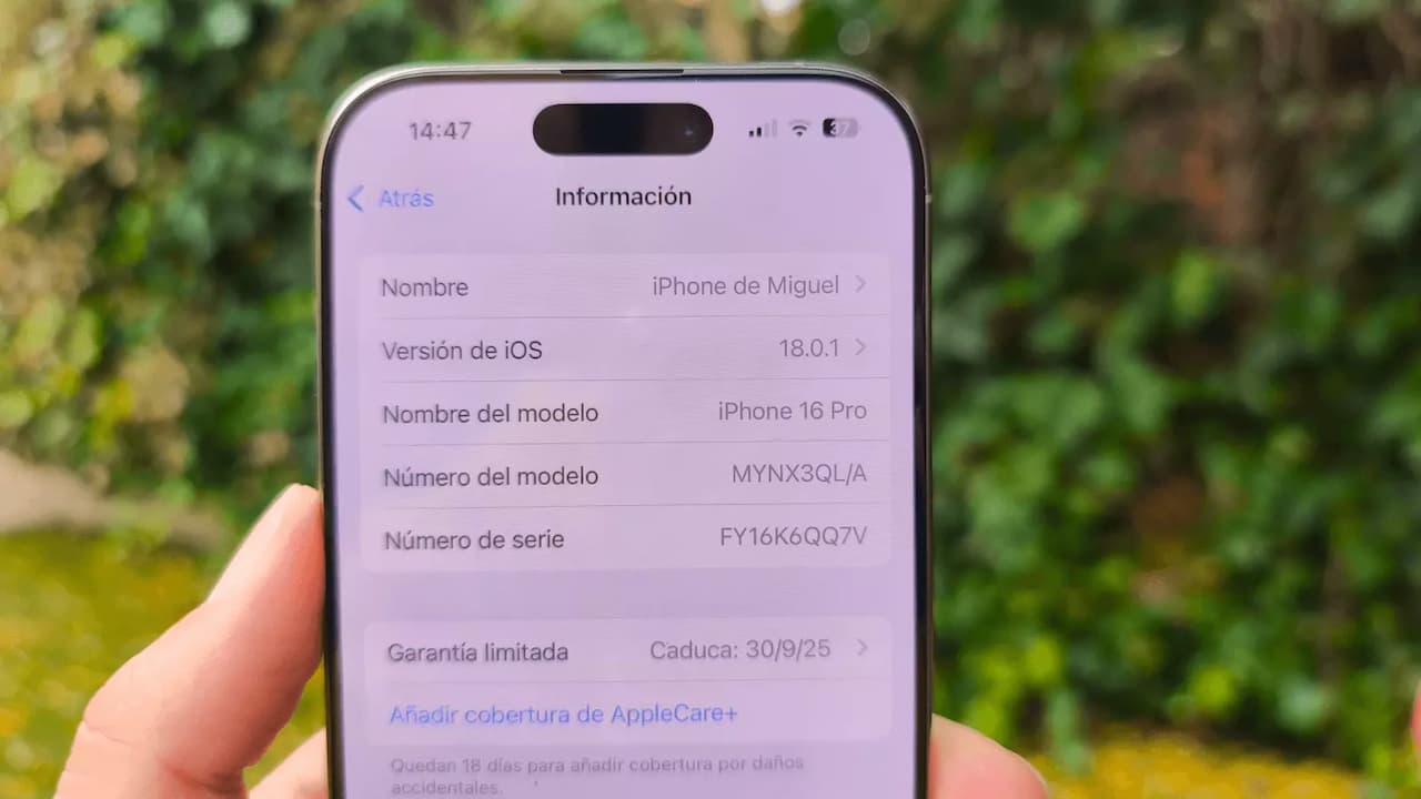 plano-detall-iphone-16-pro-en-informacion-de-ajustes-1 plano-detall-iphone-16-pro-en-informacion-de-ajustes-1